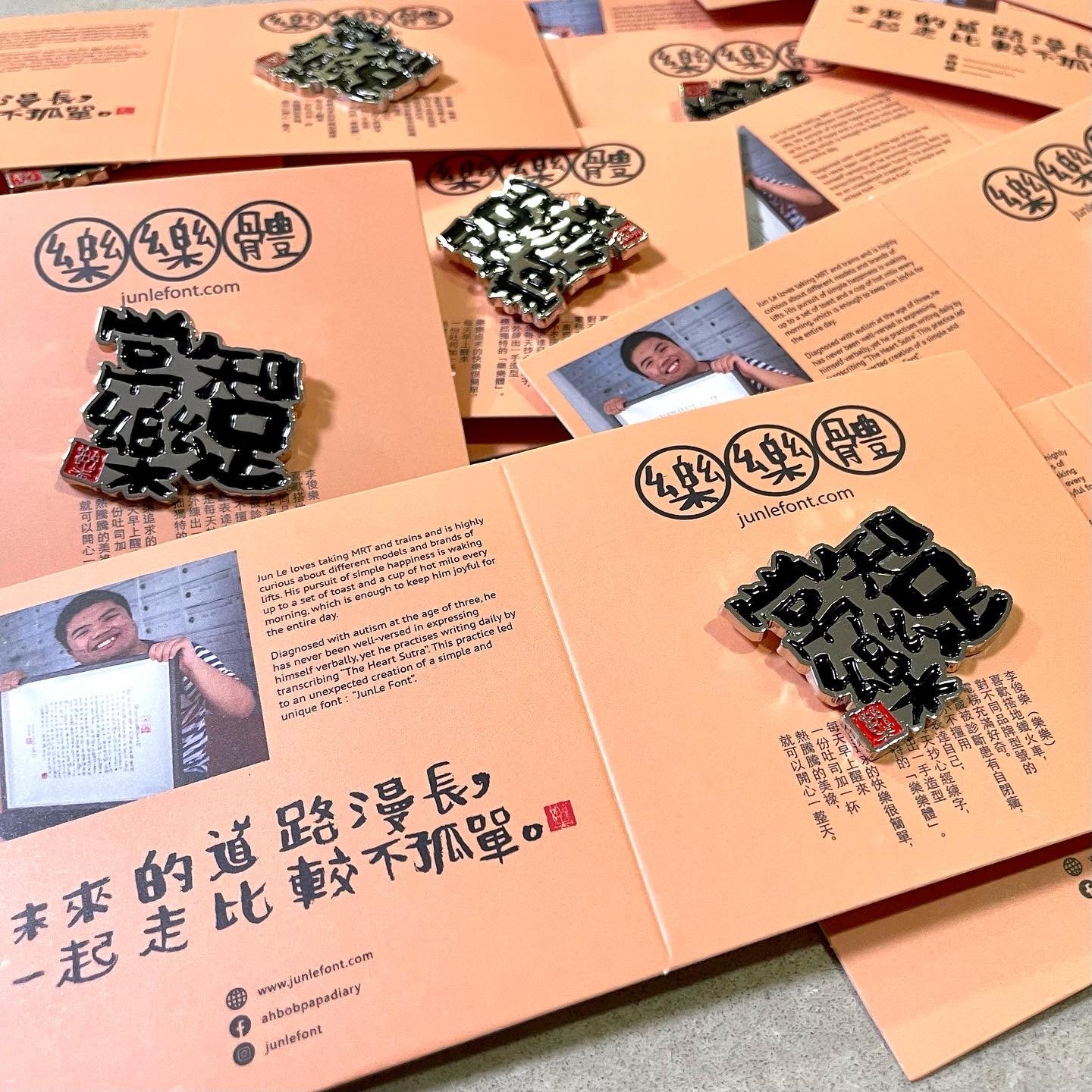 知足常乐 胸针 brooch (choice of pin brooch) $18 each