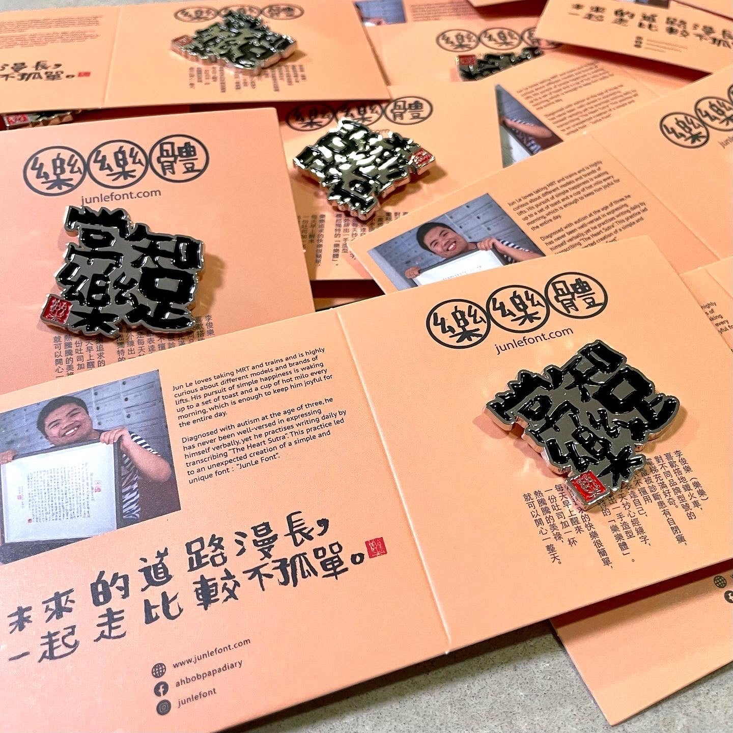 知足常乐 胸针 brooch (choice of magnet brooch) $18 each
