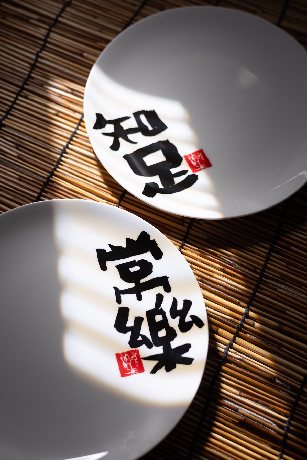 知足常乐陶瓷盘一套两件 Set of two "Stay contented and Be happy" ceramic plates
