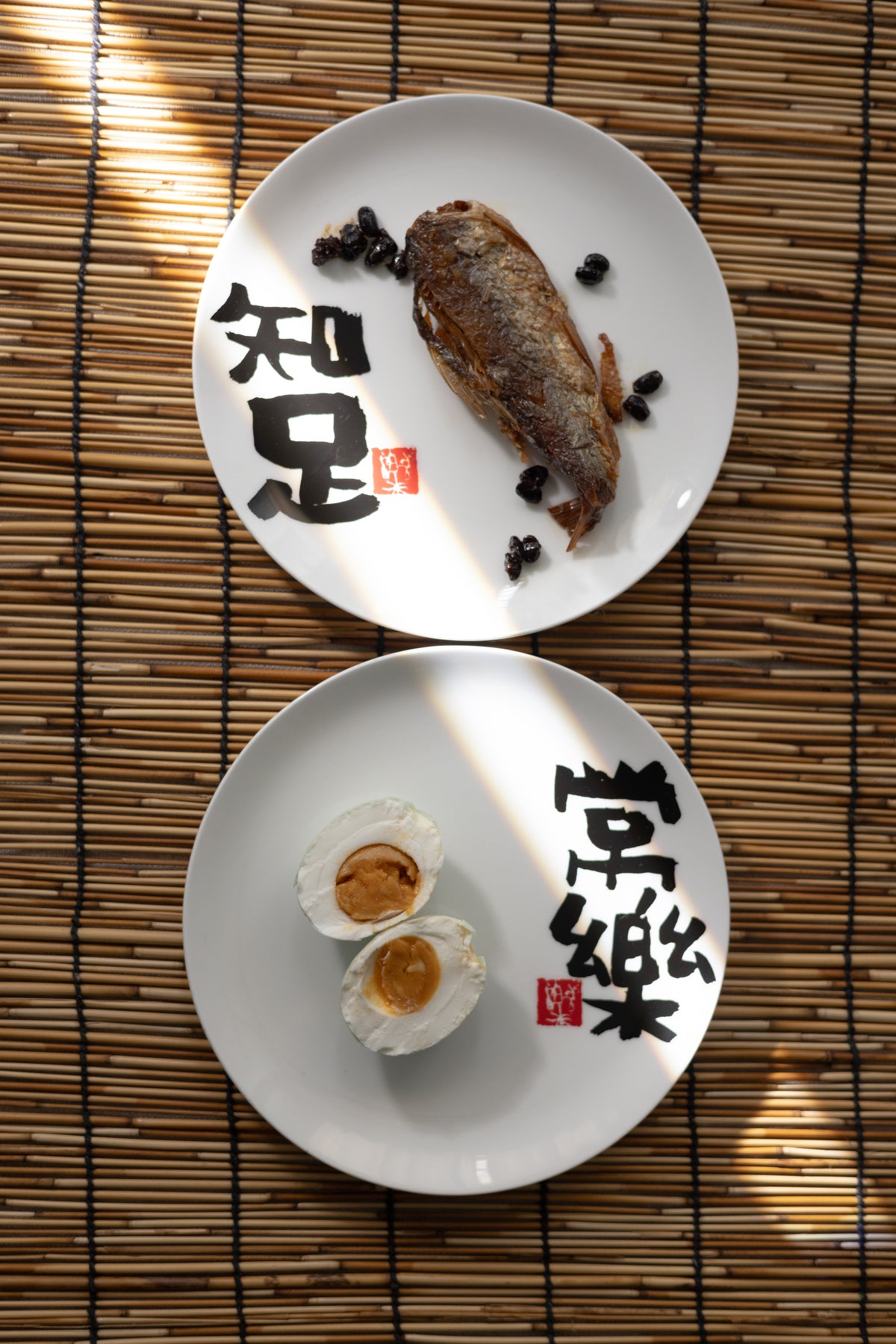 知足常乐陶瓷盘一套两件 Set of two "Stay contented and Be happy" ceramic plates
