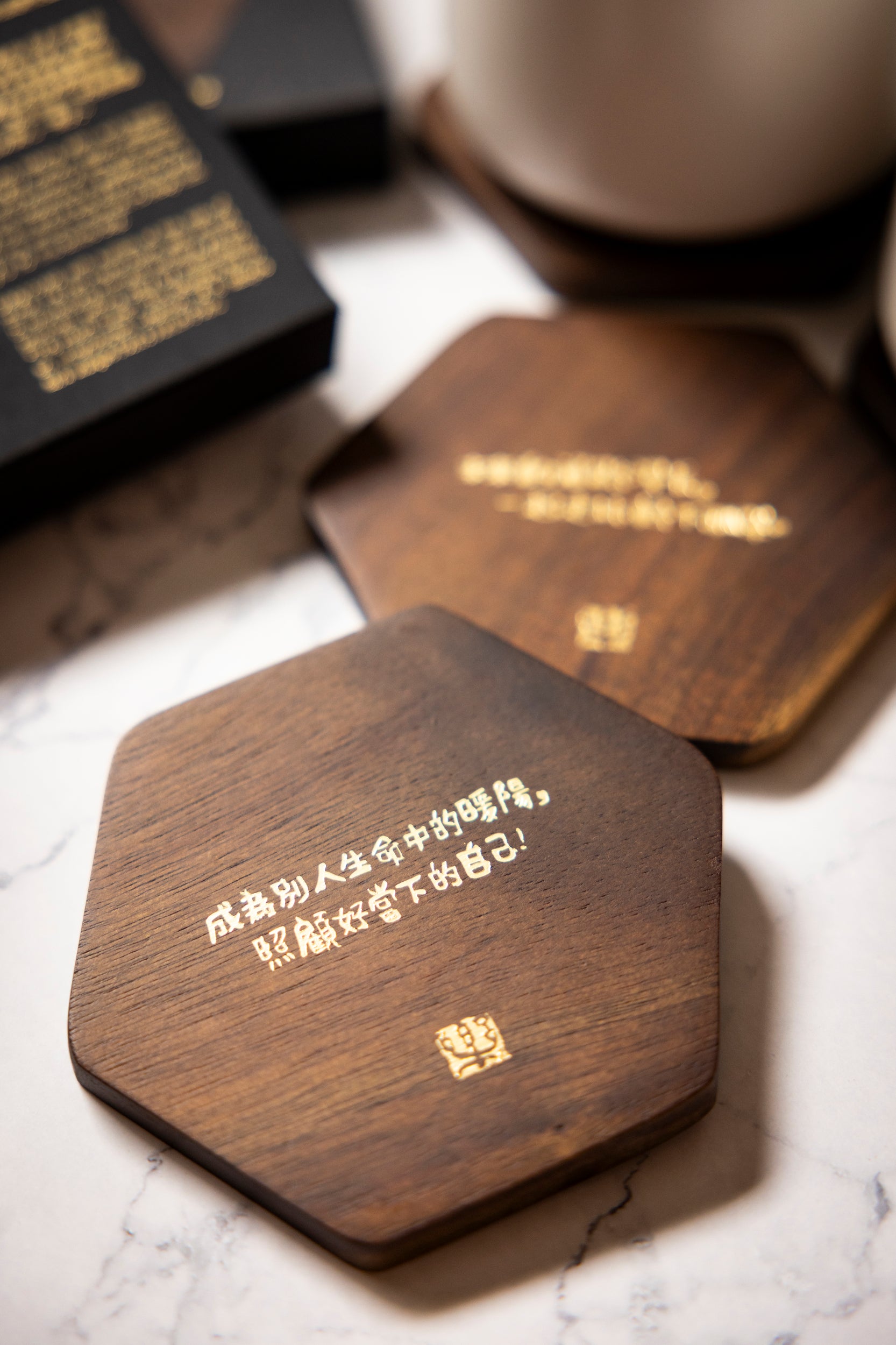 Hexagon Wooden Coaster｜六角木杯垫（礼盒装） – Junlefont 樂樂体
